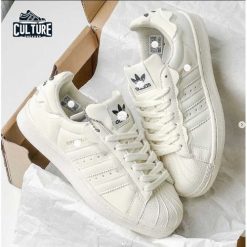 Giày Adidas màu kem mũi sò, sneaker thể thao mới nhất 2024