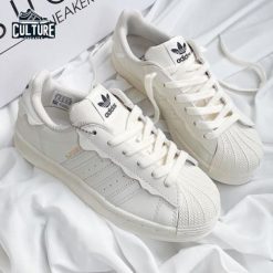 Giày Adidas màu kem mũi sò, sneaker thể thao mới nhất 2024